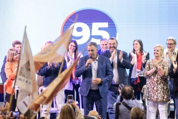 Orsi en el escenario mirando a la militancia