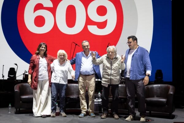 En el escenario abrazadso frente al publico de izquierda a derecha Rodriguez, Topolansky, Orsi, Mujica y Sanchez