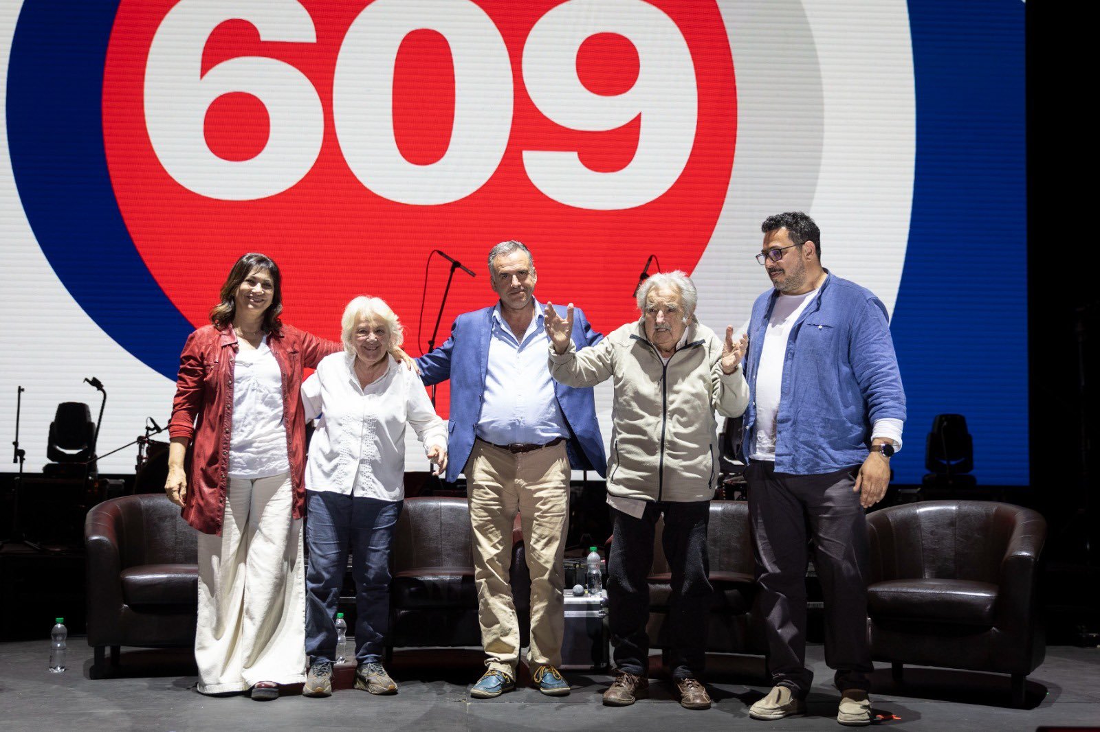 En el escenario abrazadso frente al publico de izquierda a derecha Rodriguez, Topolansky, Orsi, Mujica y Sanchez